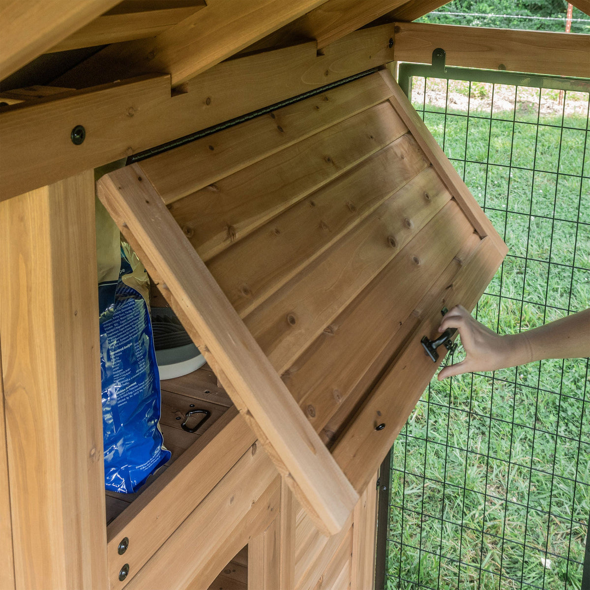 미국직구 켄넬·이동장 Backyard Discovery 7' x 5' Canine Cabin Outdoor Dog Kennel